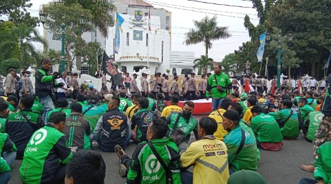 Demonstrasi Kenaikan BBM, Ojol Gerudug Balaikota Cirebon