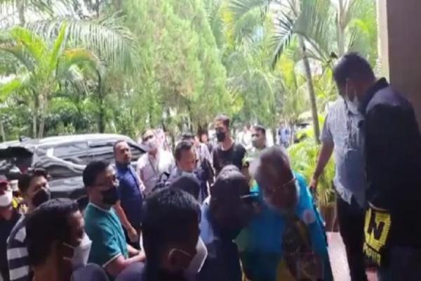 Ini Penampakan Bupati Mimika Eltinus Omaleng saat Ditangkap KPK di Hotel