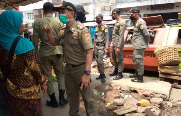 Satpol PP Bersihkan Area Trotoar Pasar Induk, Pedagang Pindah ke Gedung Baru