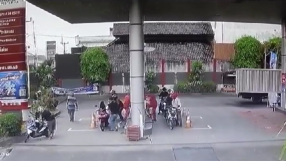 Viral! Seorang Pria di Cirebon Nekat Bakar Tangki Bensin Sepeda Motor yang Tengah Isi BBM di SPBU