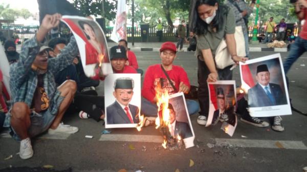Foto Puan Maharani dan Tokoh Politik Lainnya Dibakar Saat Demo Tolak Kenaikan BBM di Medan