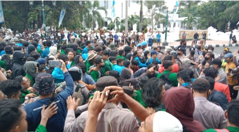 Saling Dorong dan Adu Jotos Warnai Demo Mahasiswa Cirebon Tolak Kenaikan BBM