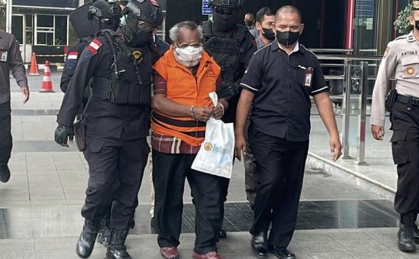 Tiba di Gedung KPK, Bupati Mimika Eltinus Omaleng Berompi Tahanan