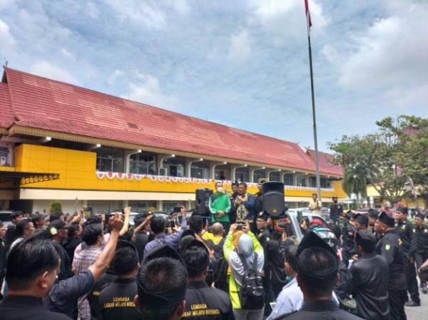 Terkait PPDB di Pekanbaru, Massa Berdemo Desak Kabid SMA/SMK Aristo Dipecat