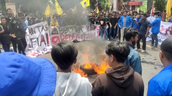 Demo Tolak Kenaikan Harga BBM, Ratusan Mahasiswa Kediri Buru Ketua DPRD