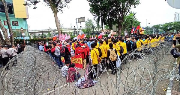 Aksi Mahasiswa dan Buruh di Palembang Tolak Kenaikan Harga BBM Dihadang Kawat Berduri