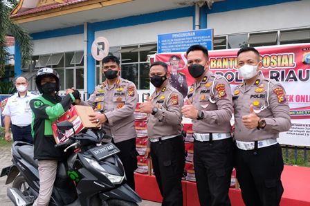Penyesuian Harga BBM, Polda Riau Berbagi Dengan Driver Ojol dan Sopir