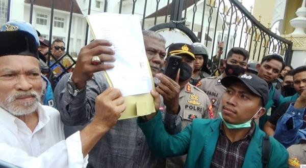 Ratusan Mahasiswa Demo Kantor DPRK Aceh Utara, Tolak Kenaikan Harga BBM