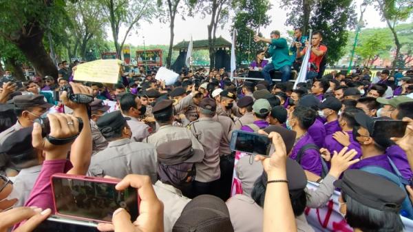 Demo Tolak Kenaikan Harga BBM, Mahasiswa di Medan Sandera Dua Anggota DPRD Sumut