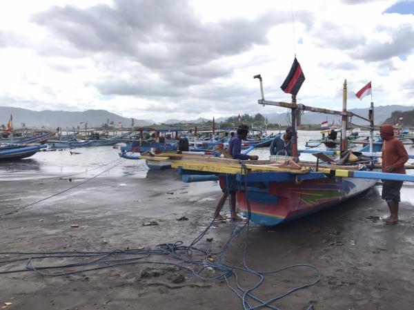 Imbas Kenaikan BBM, Nelayan di Jember Mogok Melaut