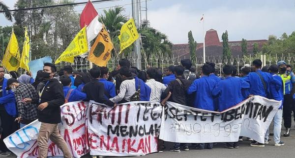 Demo Tolak BBM di Tegal Diwarnai Aksi Saling Dorong Mahasiswa dan Polisi