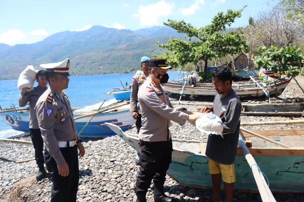 Kapolres Alor Bagi Paket Sembako untuk Nelayan yang Terdampak Kenaikan BBM