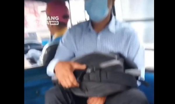 Viral, Pria Berpakaian Rapih Perlihatkan Penis di dalam Angkot