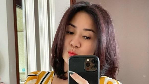 Tante Erni Foto dengan Belahan Dada Buat Pria Geleng Kepala, Ini Dia