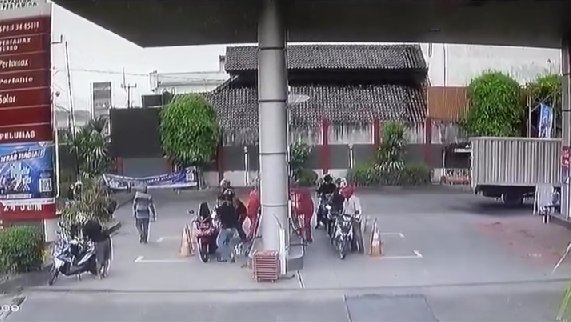 Geger! Seorang Pria di Cirebon Nekat Bakar Tangki Bensin Sepeda Motor yang Tengah Isi BBM di SPBU