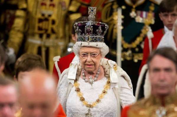 Kabar Duka! Ratu Elizabeth Meninggal Dunia, Tangis Rakyat Inggris Pecah di Istana
