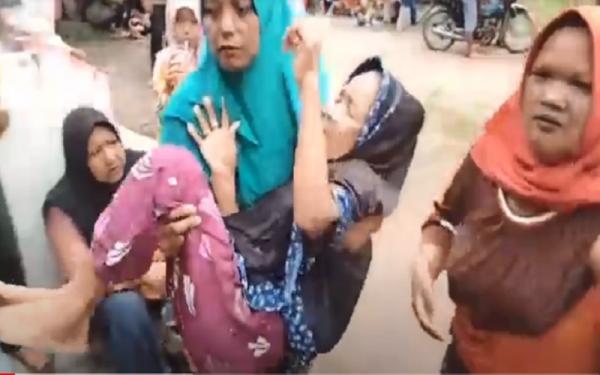 Penyaluran BLT BBM di Asahan, Nenek Tua Digendong Ikut Antre Ambil Jatah