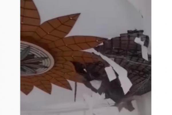 Viral Video Robohnya Plafon Masjid, Padahal Baru 2 Bulan Diresmikan