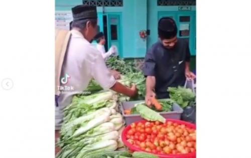 Viral Masjid Bagikan Sedekah Sayuran, Netizen: Lebih Bermanfaat