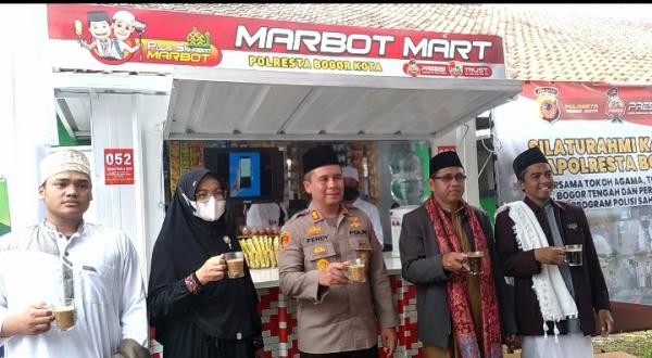 Plt Kapolresta Bogor Kota AKBP Ferdy Irawan Serahkan Gerai Ke-57 Marbot Mart Untuk DKM di Kota Bogor