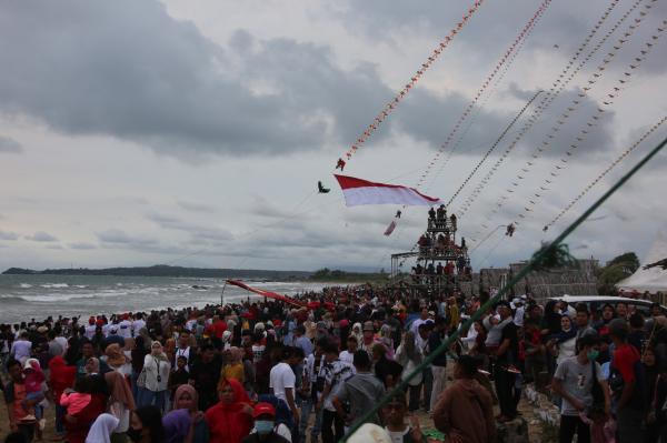 Ribuan Warga Lampung Selatan Saksikan Festival Layang-Layang di Pantai Kedu Warna