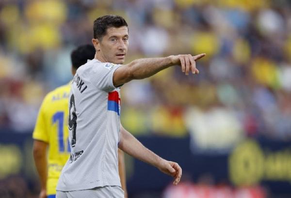 Sihir Lewandowski Bawa Barcelona Menang Besar 4-0 Atas Cadiz, Laga Sempat Terhenti 35 Menit