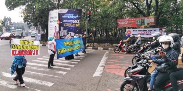 Bunyikan Klakson Tiga Kali, Emak-emak Bandung Protes Kenaikan BBM Bersubsidi