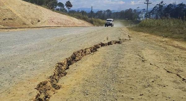 Gempa Bumi M7,6 Landa Papua Nugini, Jalan Terbelah Dua