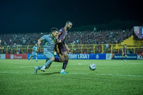 Hasil Liga 1: Satria Tama Blunder, Persebaya Dibantai PSM di Gelora B.J Habibie