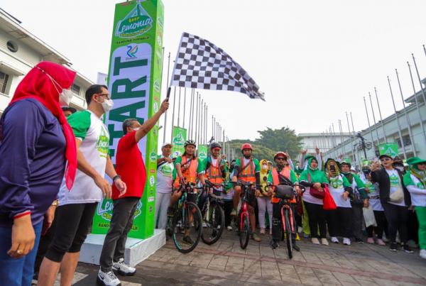 Sambut HJKB ke-212, Ribuan Warga Bandung Antusias Ikuti Fun Walk Keliling Kota