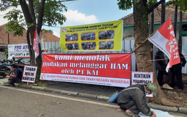 Tuntut Kompensasi, Warga Laswi Bandung Demo PT KAI: Kami Dibiarkan Seperti Tunawisma