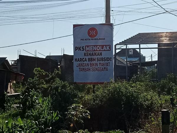 PKS Kota Probolinggo Tolak Kenaikan Harga BBM Lewat Sebar Spanduk