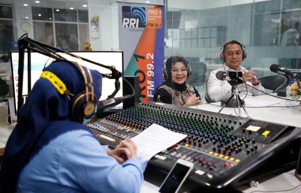 Begini Reaksi Wali Kota Cak Eri Cahyadi dan Ning Rini Jadi Presenter Radio, Bikin Gemes
