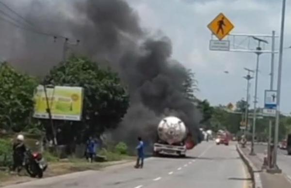 Truk Tangki LPG Pertamina Terbakar di Jalan Pantura, Lalu Lintas Sempat Macet Total