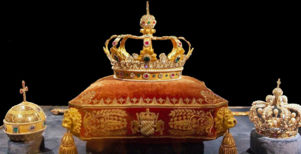 5 Mahkota Kerajaan Termewah di Dunia, Salah Satunya Bertaburan Permata Terbaik dan harganya Miliaran