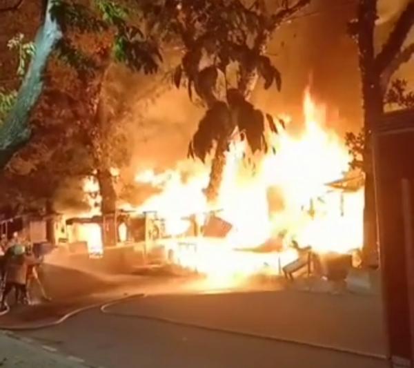 Kebakaran Kembali Melanda Lapak Barang Bekas di Pasar Talang Cirebon