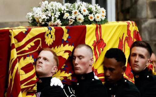 Pelayat Harus Tunggu Antrian Panjang Hadiri Pemakaman Ratu Elizabeth II di Istana Westminster