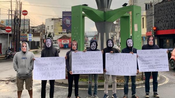 Pakai Topeng Hacker Bjorka, PMII Kota Tasikmalaya Gelar Aksi Demonstrasi Tolak Kenaikan Harga BBM