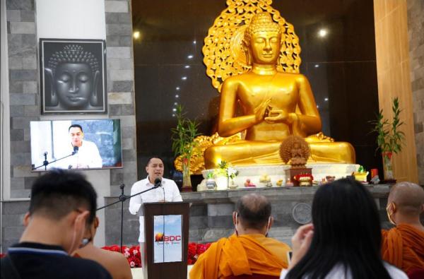 Jaga Persatuan, Wali Kota Eri Cahyadi Rangkul Umat Buddha Indonesia di Surabaya