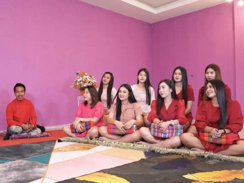 Seniman Tato Memiliki 8 Istri yang Muda, Semuanya Akur Satu Rumah