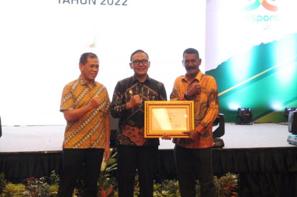 Sosok Bahar Lestahulu, Pelatih Sepakbola Terbaik Kabupaten Bogor Penerima Haornas Award 2022