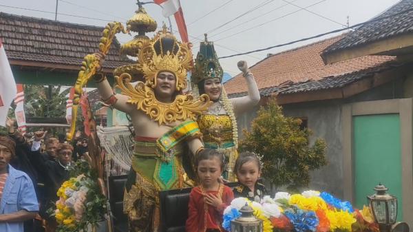 Syukur Bebas Wabah PMK,  Warga Gresik Gelar Karnaval Berbusana Adat Nusantara