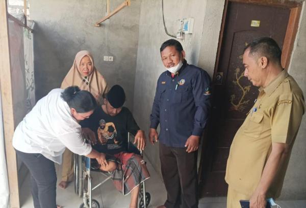 Senyum Bahagia Penyandang Disabilitas Terima Bantuan Kaki Palsu