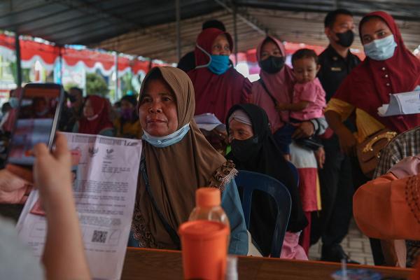 Momen Ratusan Warga  Antre Mengambil BLT di Kantor Pos Merdeka Palembang