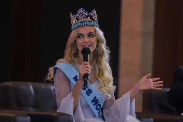 Jajal Makanan Indonesia, Miss World 2021 Karolina Bielawska Ketagihan Nasi Goreng