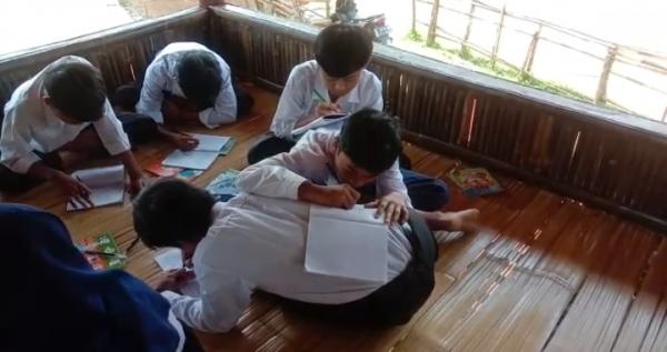 Gedung Sekolah Rusak, Puluhan Siswa di Cirinten Lebak Terpaksa Belajar di Gajebo