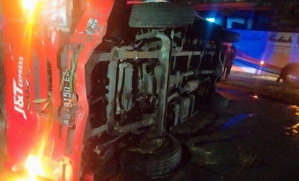 Laka Di Jurug Depan Kampus Unsa Karanganyar, Truk Tabrak 2 Motor :  1 Tewas, 1 Kritis, 1 Luka