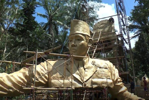 Keren Seniman Ubud Membuat Patung Soekarno Setinggi 15 Meter Dari