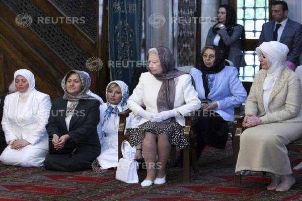 Momen Ratu Elizabeth II Memakai Kerudung Sambil Tenang Mendengarkan Al-Quran