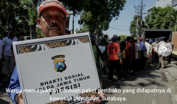 Pasca Kenaikan Harga BBM, Warga Terima Bantuan Sembako Gratis dari Polda Jawa Timur
